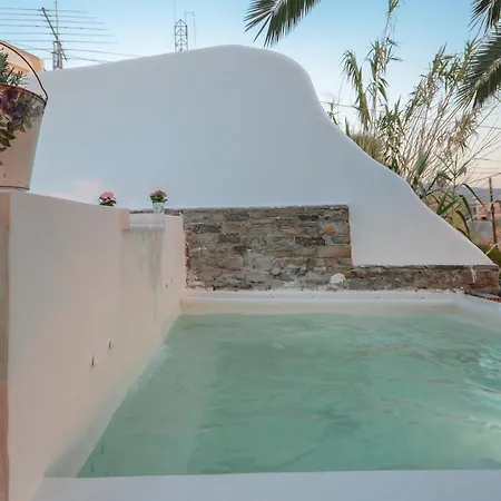 Flora's With Plunge Pool