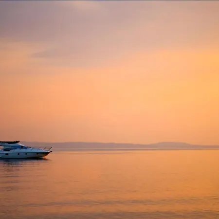 Flora's With Plunge Pool