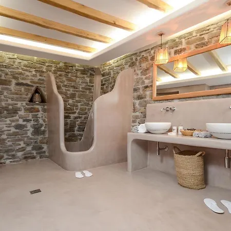 Flora's With Plunge Pool Angídia