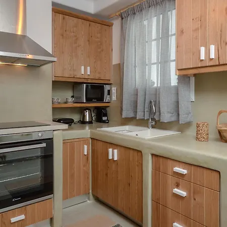 Flora's With Plunge Pool Nyaraló *