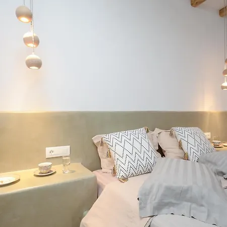 Flora's With Plunge Pool Angídia