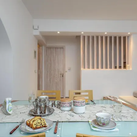 Flora's With Plunge Pool