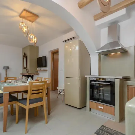 Flora's With Plunge Pool Nyaraló