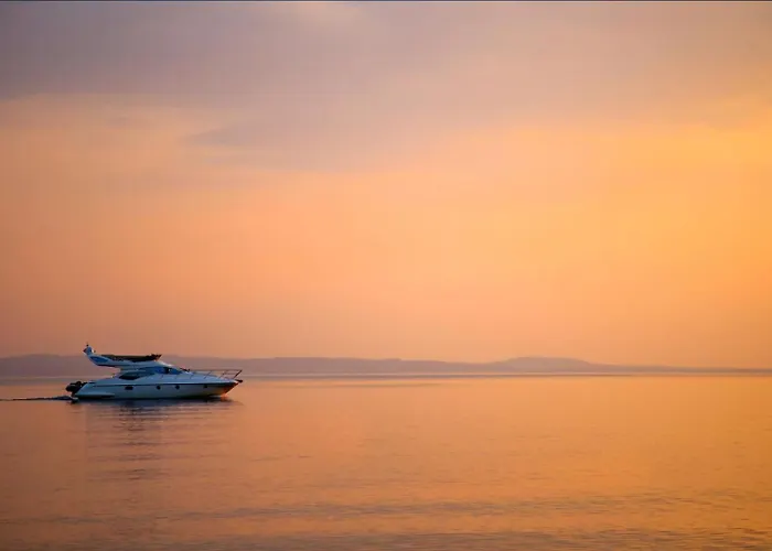 Flora's With Plunge Pool