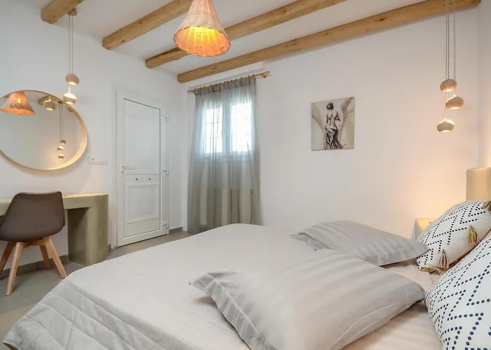 Flora's With Plunge Pool