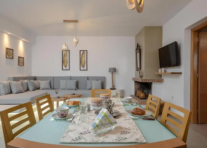 Semesterbostad Flora's With Plunge Pool Agkidia