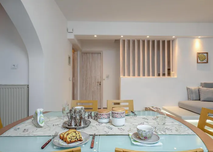 Flora's With Plunge Pool